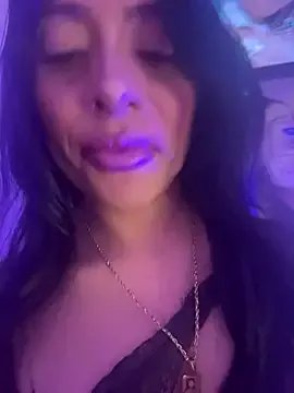 Freechat canela_10 on StripChat