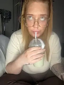 Freechat CurvyGirlMyla on StripChat