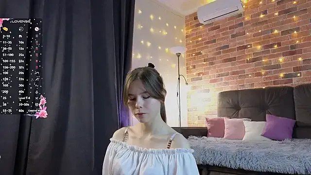 Freechat EmiliDen on StripChat