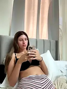 emma05 on StripChat 