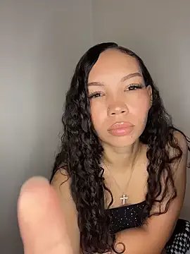 nikkiloveee on StripChat 